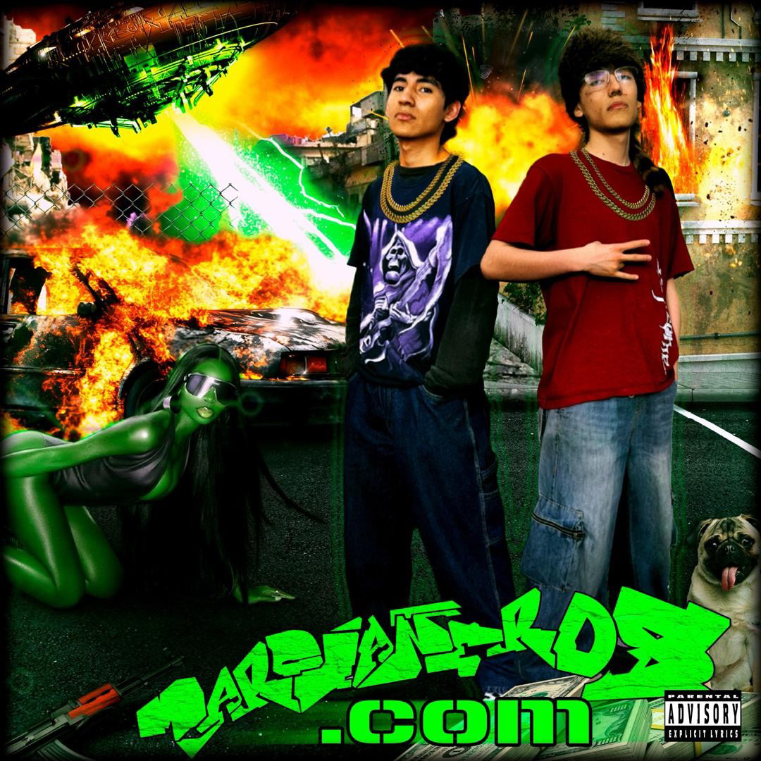 Portada de MARCIAÑEROS.com, con dos personas, calle, fuego y una nave extraterrestre verde